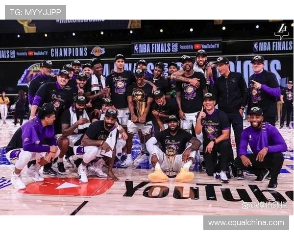 湖人队新赛季阵容亮相 詹姆斯与戴维斯领衔目标总冠军