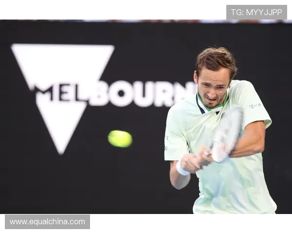 网球大师赛精彩对决：纳达尔迎战梅德韦杰夫，谁能笑到最后